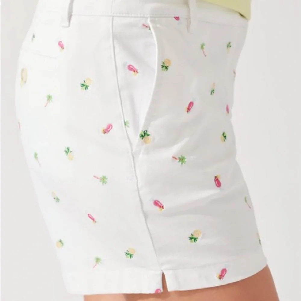 Tommy Bahama Boracay® Tropical Toss Embroidered 5-Inch Shorts.  Size 6 - Picture 2 of 9